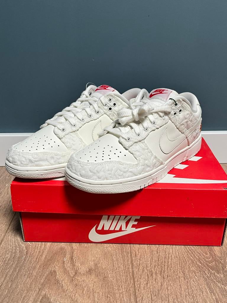 Nike Dunk Low “give her flowers” - maat 38 (7), Ophalen of Verzenden, Nieuw, Sneakers of Gympen