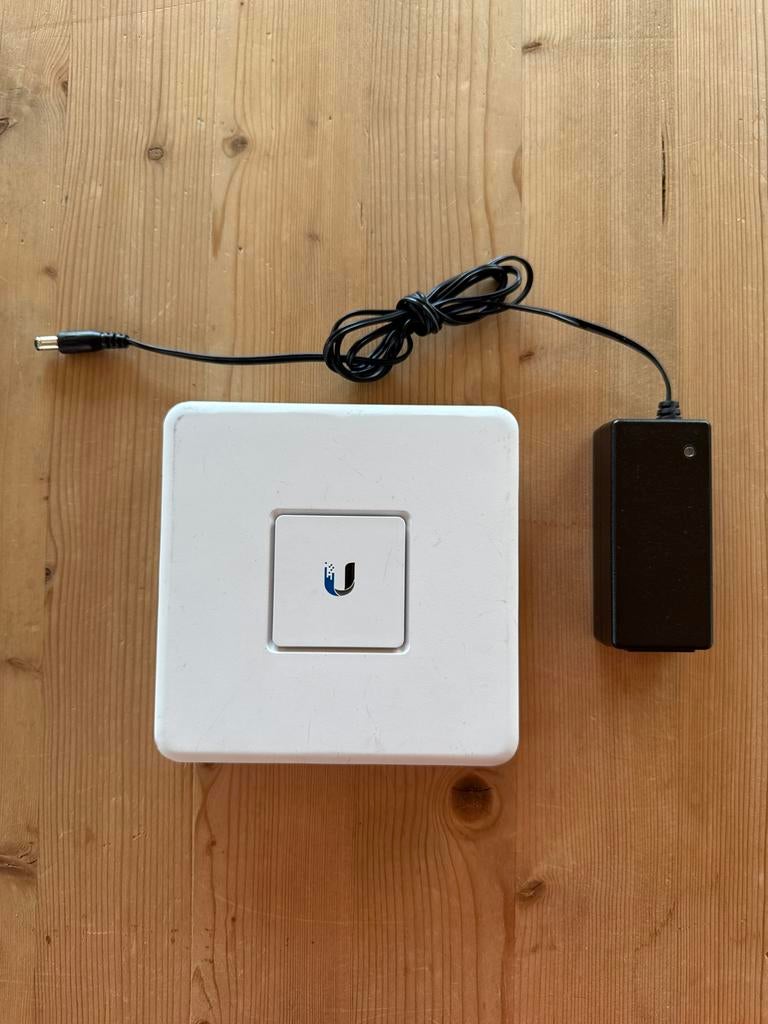 Ubiquiti UniFi USG met voeding, Computers en Software, Routers en Modems, Ophalen of Verzenden, Gebruikt, Router