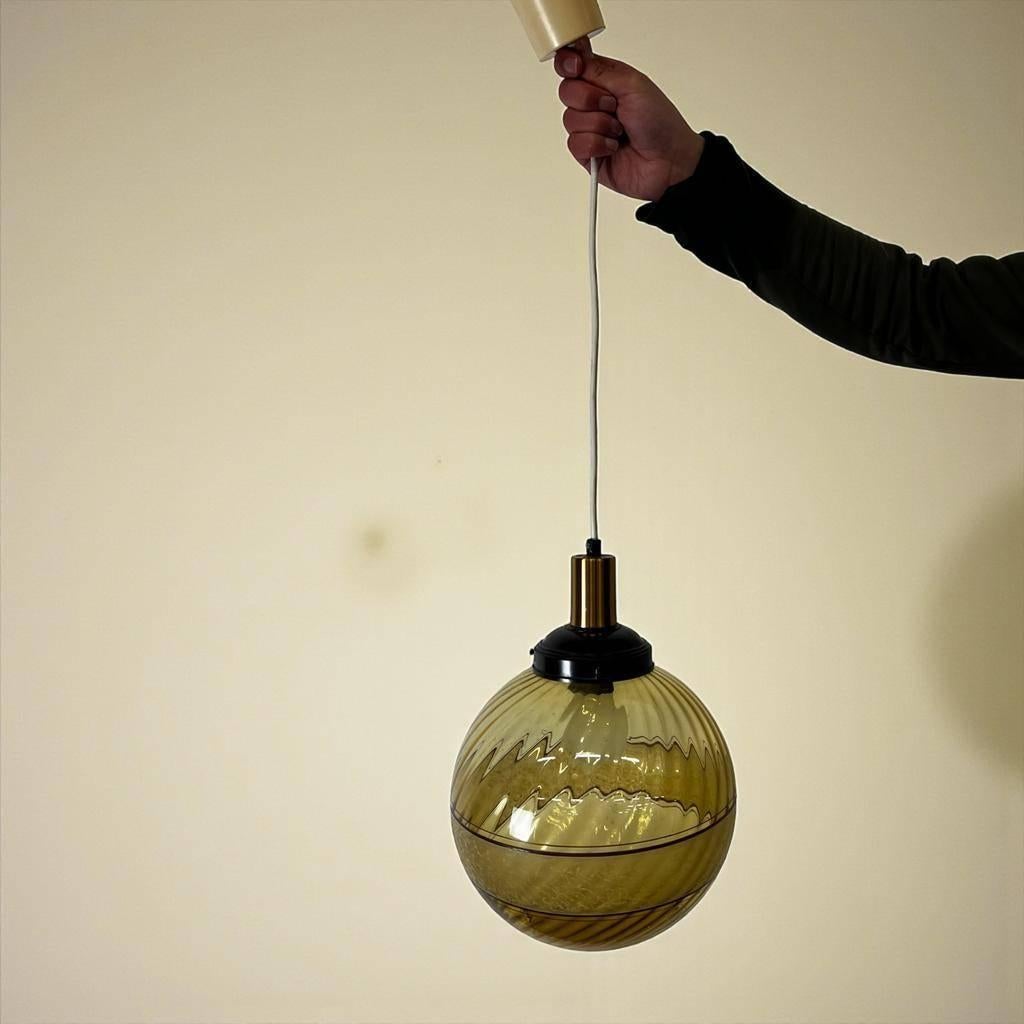 Vintage amberkleurige glazen luster / bollamp / hanglamp, Ophalen