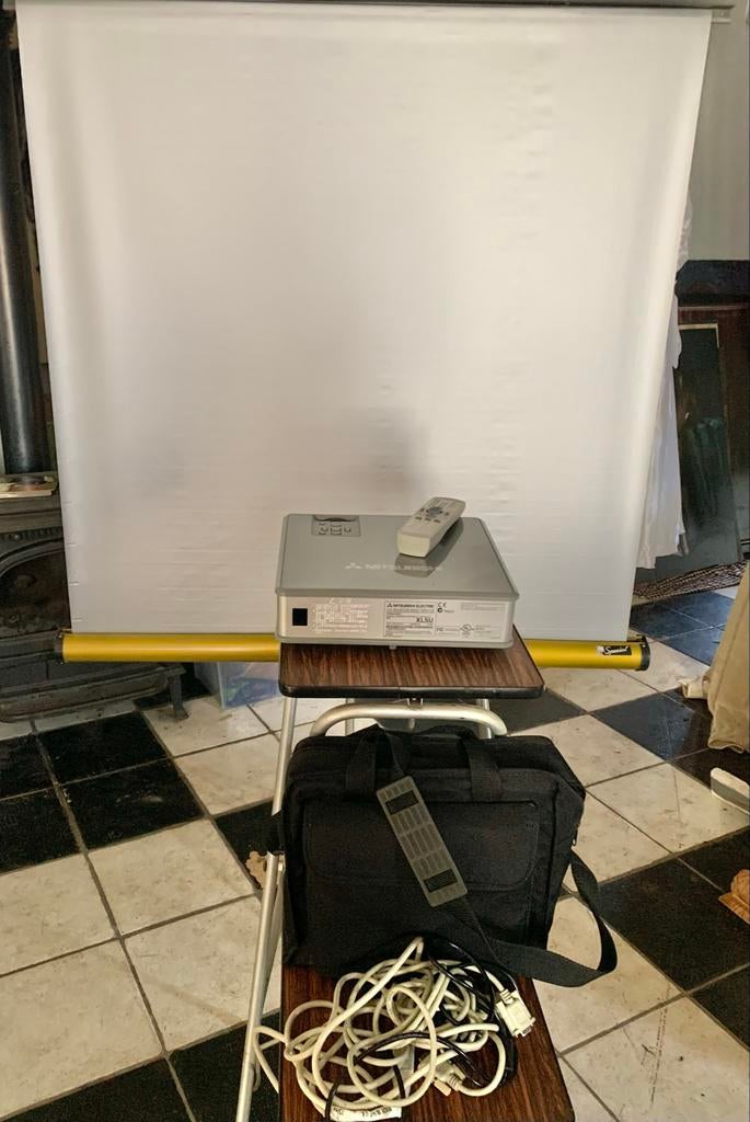 Mitsubishi XL5U Beamer met tafel en originele tas, Audio, Tv en Foto, Beamers, Gebruikt, DLP, Overige resoluties, Ophalen