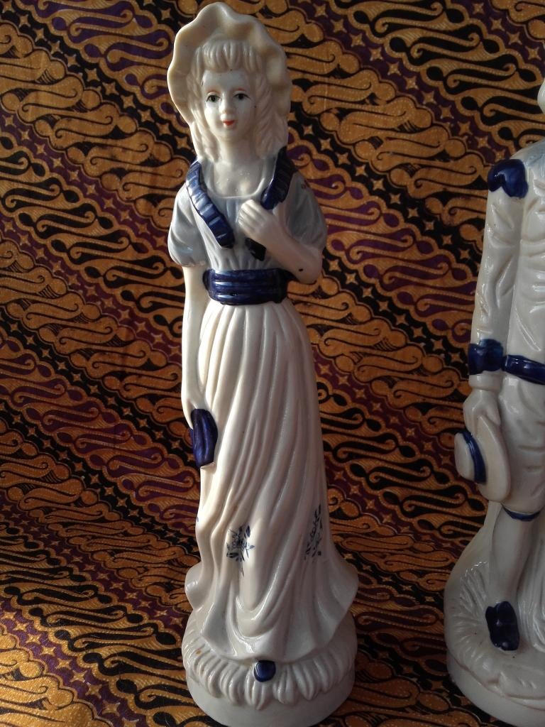 Jongen en meisje mooi stel oude beeldjes uit Engeland., Antiek en Kunst, Ophalen of Verzenden