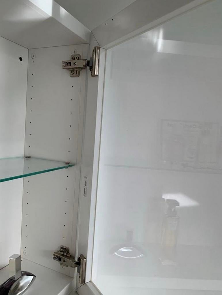 Witte wandkast met glazen deur en planken, Ophalen, Minder dan 50 cm, Zo goed als nieuw, Minder dan 25 cm