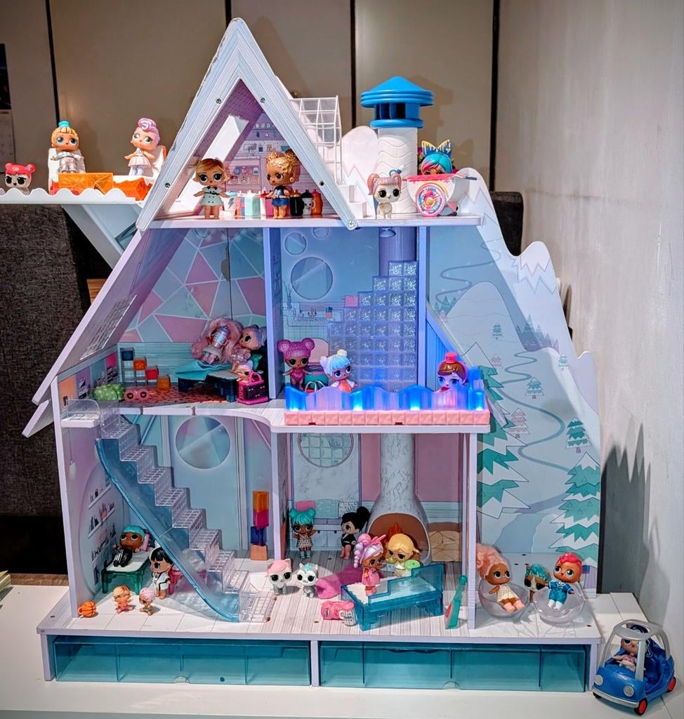 LOL Surprise OMG Winter Cottage poppenhuis + poppen en acces, Ophalen, Gebruikt, Poppenhuis