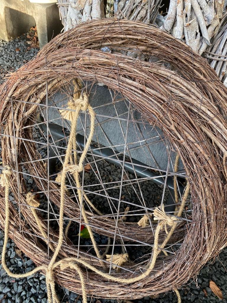 Krans/kroonluchter, riet/takken, rooster van metaal, Ophalen