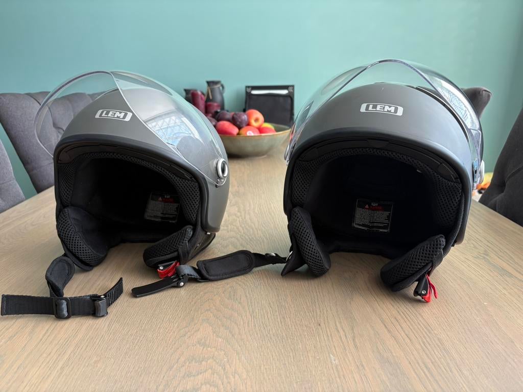 Te koop: Twee grijze scooter helmen., Gebruikt, Overige modellen, Maximaal 45 km/u, Ophalen of Verzenden