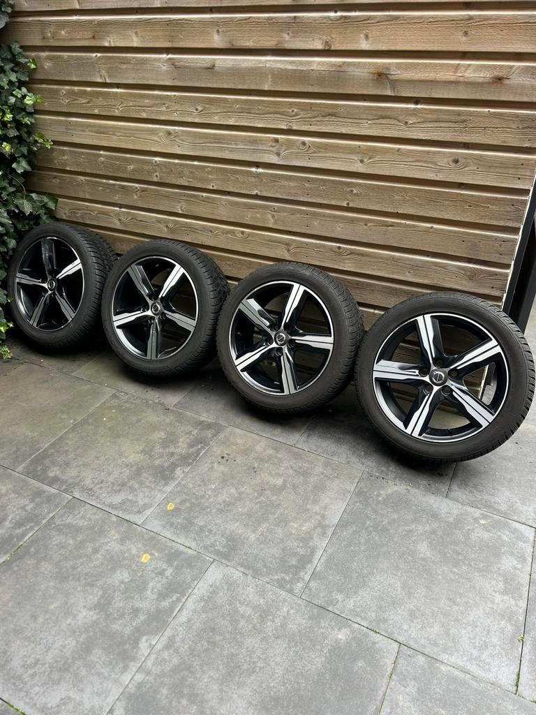 Volvo v40 ixion velgen 17 inch met vrij nieuwe winterbanden, Auto-onderdelen, Banden en Velgen, Ophalen, Gebruikt, Banden en Velgen