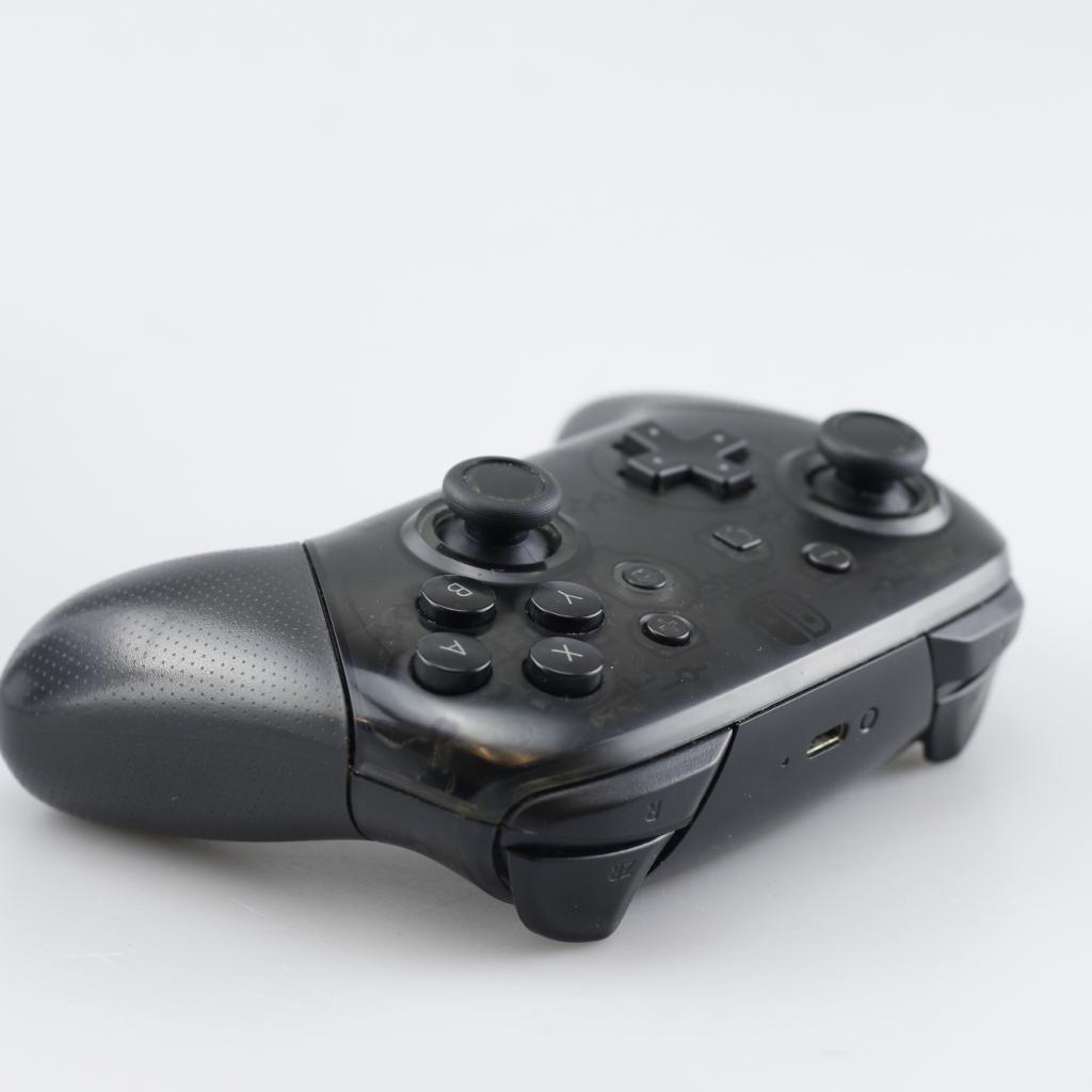Nintendo Switch Pro Controller Zwart, Nintendo, Zo goed als nieuw, Support@nintendo.com, 11-1 Hokotate-cho, Kamitoba, Minami-ku
Kyoto 601-8501
Japan