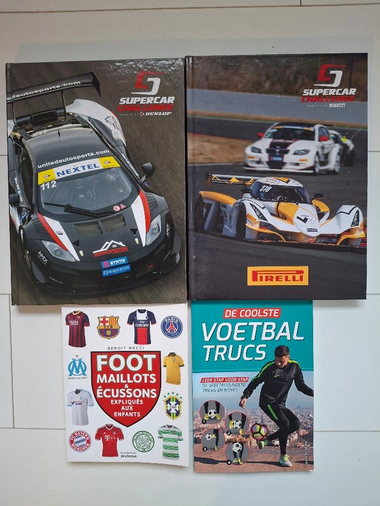 2 x Supercar challange autorace boek + 2 x voetbalboek, Ophalen of Verzenden, Zo goed als nieuw, Overige binnenlandse clubs, Boek of Tijdschrift