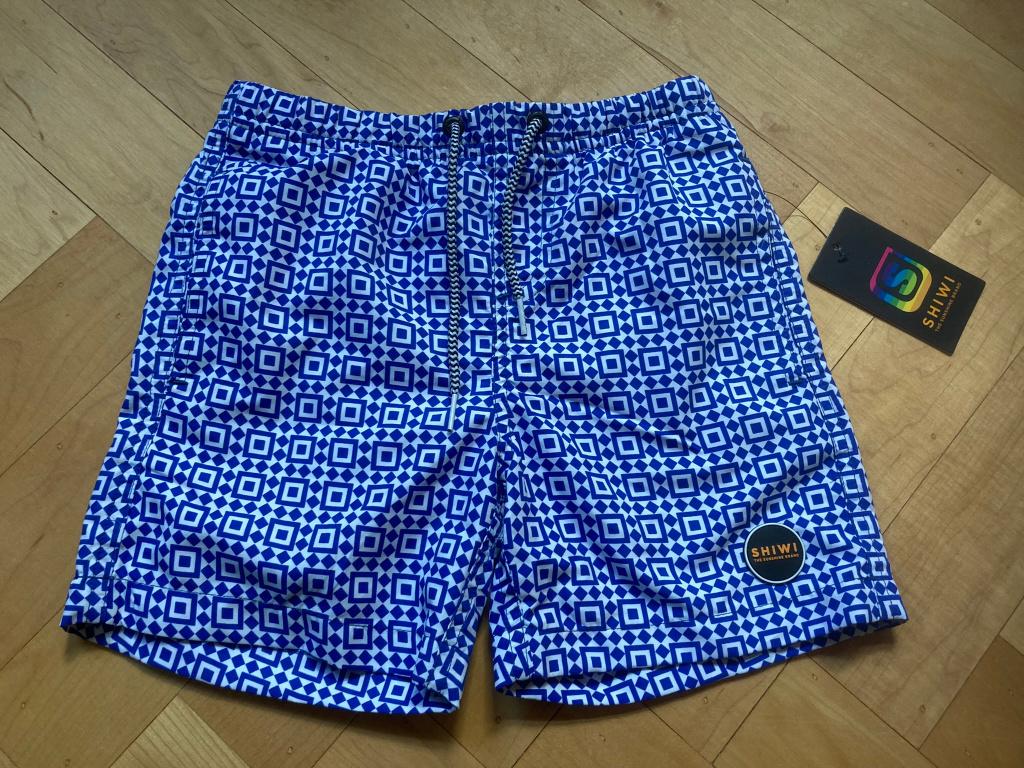 Shiwi zwembroek short blauw wit nieuw met kaartje maat 128!, Sport- of Zwemkleding, Ophalen of Verzenden, Zo goed als nieuw, Jongen