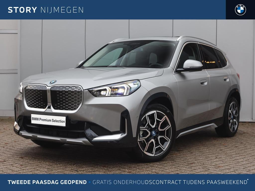 BMW iX1 eDrive20 High Executive xLine / Panoramadak / Trekha, 750 kg, Met garantie (alle), 24 min, Leder