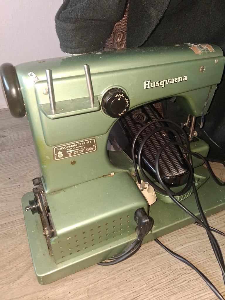 Antieke Husqvarna naaimachine., Ophalen