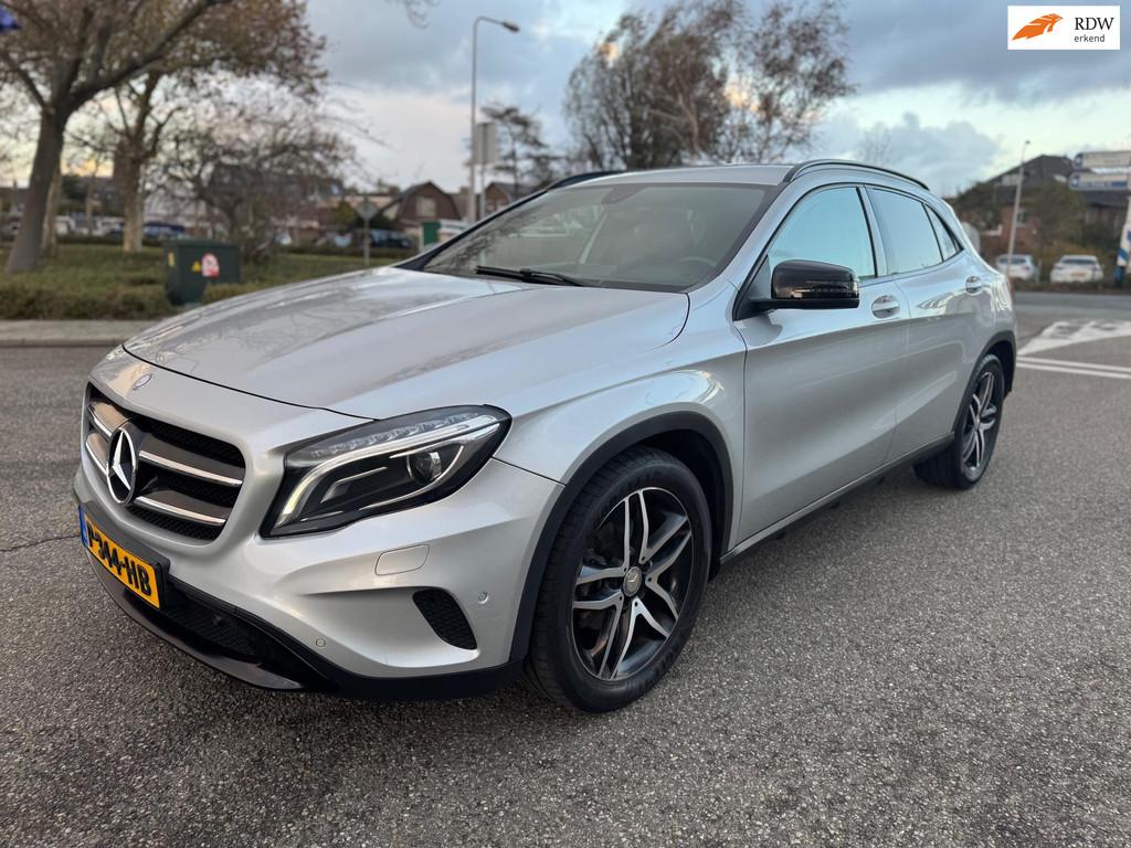 Mercedes-Benz GLA 180 / automaat / navi / cruise.control / c, 136 pk, 700 kg, Leder en Stof, Bedrijf