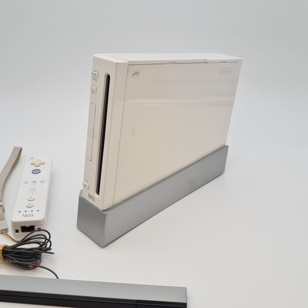 Nintendo Wii Wit Compleet in Goede Staat, Nintendo, Zo goed als nieuw, Support@nintendo.com, 11-1 Hokotate-cho, Kamitoba, Minami-ku
Kyoto 601-8501
Japan