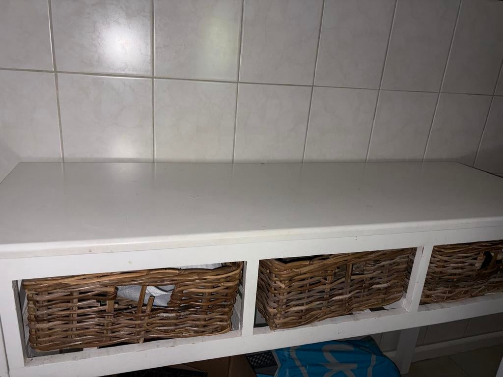 Witte sidetable/bankje met rieten manden, Gebruikt, 100 tot 150 cm, Ophalen of Verzenden, Overige houtsoorten