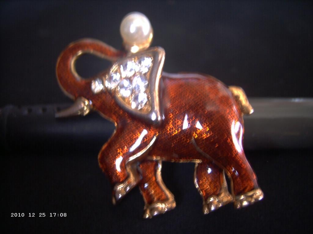 Een Goudkleurige Olifant Broche met Strass en Witte Parel, Sieraden, Tassen en Uiterlijk, Antieke sieraden, Verzenden, Overige materialen