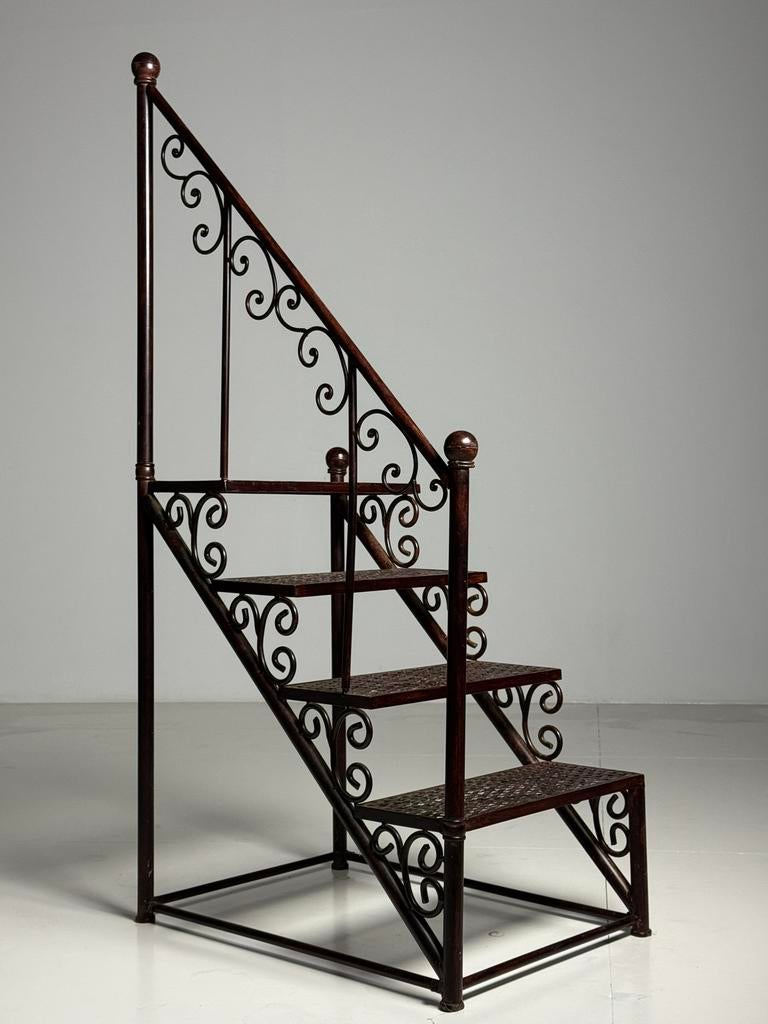 Bibliotheektrap metaal klassiek, Ophalen