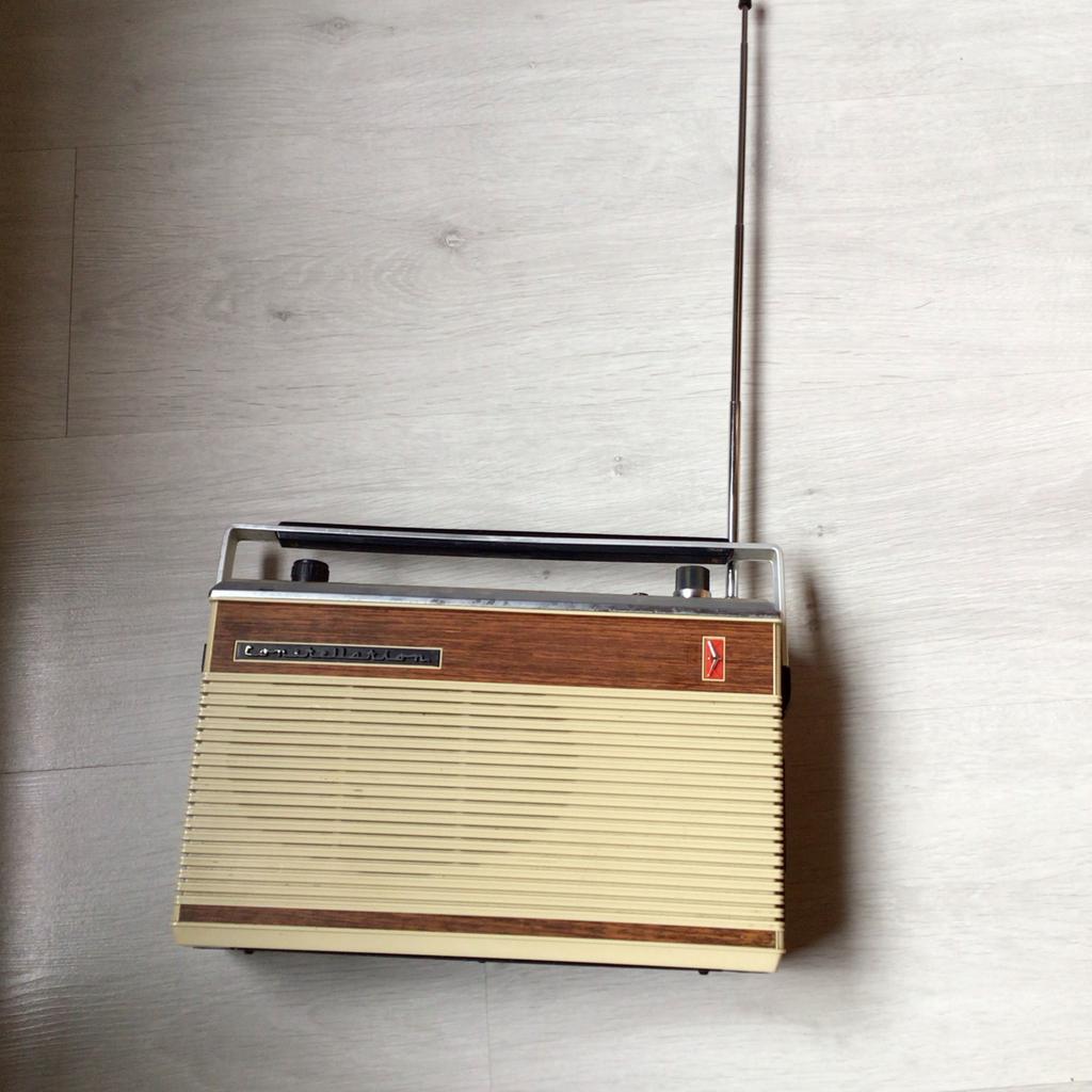 Oude radio met uitschuifbare antenne moet nagekeken worden, Ophalen of Verzenden, Gebruikt, Radio