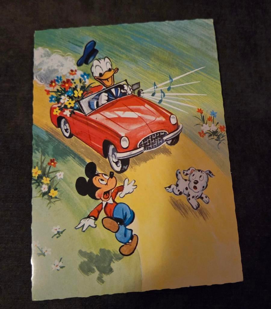Donald Duck rijdt bijna Mickey Mouse van de weg in rode auto, Verzamelen, Verzenden, 1980 tot heden, Ongelopen, Kinderen