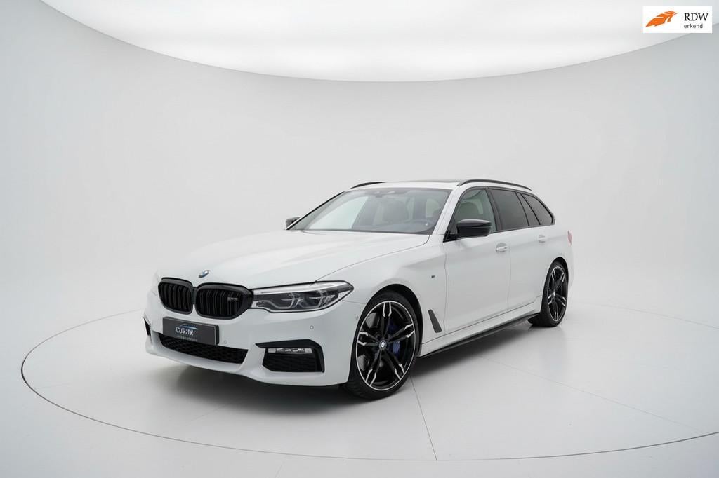 BMW 5-serie Touring 540i xDrive High Executive M SPORT PANO, Auto's, BMW, Gebruikt, Euro 6, Lichtsensor, 2000 kg