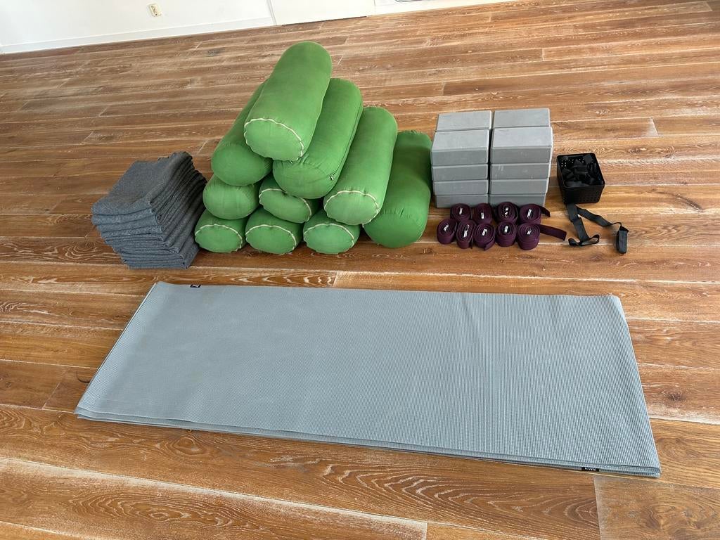 Full Yoga Equipment Set for sale, Ophalen, Zo goed als nieuw, Yogamat