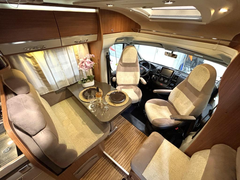 Adria Coral 690 SC QUEENSBED EURO 5, Ringverwarming, Fiat, 7 tot 8 meter, Bedrijf