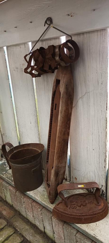 Roestige zaken : schietspoel, kan, strijkbout, bakvormpjes, Antiek en Kunst, Ophalen of Verzenden