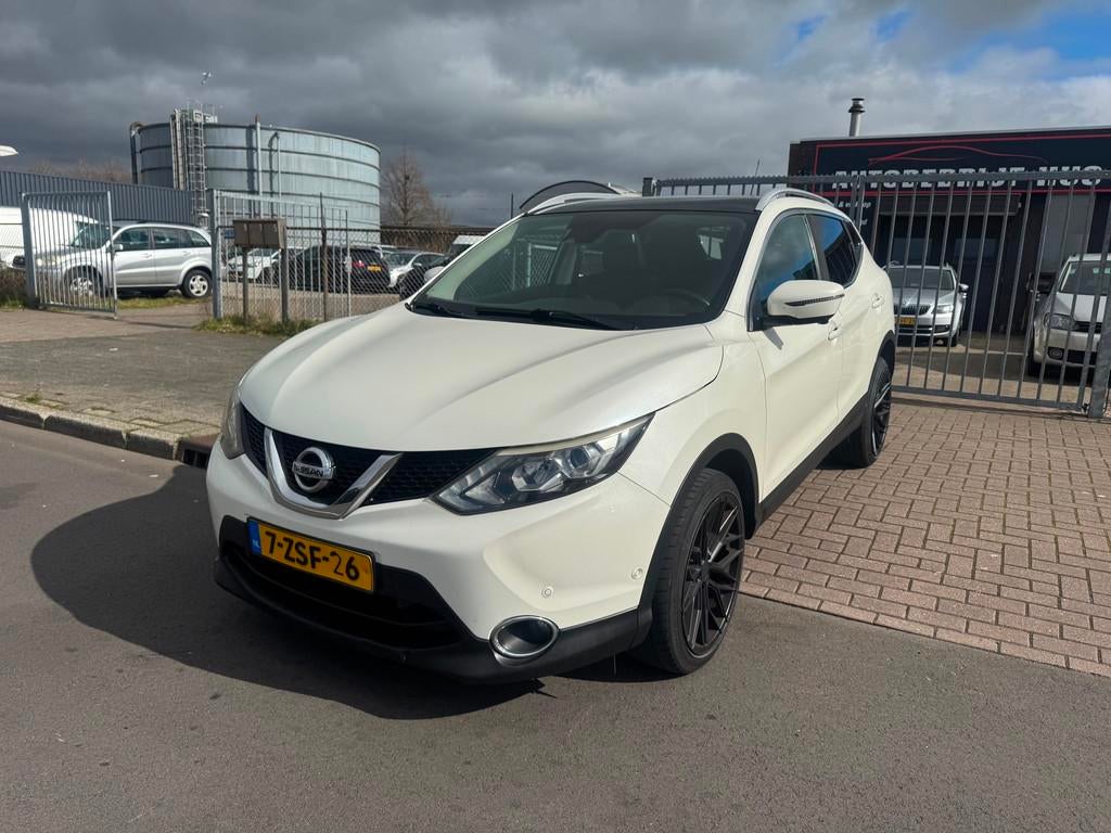 Nissan Qashqai 1.5 dCi PANO/NAVI/CAMERA/CLIMA, Voorwielaandrijving, Gebruikt, 4 cilinders, Wit