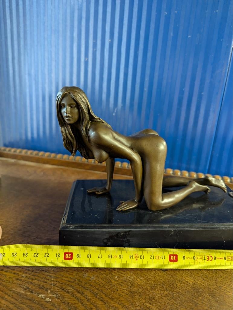 Bronzen beeldje van een naakte vrouw op marmeren sokkel, Ophalen of Verzenden