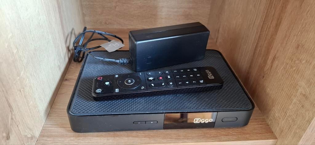 Ziggo Mediabox XL met afstandsbediening en adapter, Ophalen of Verzenden