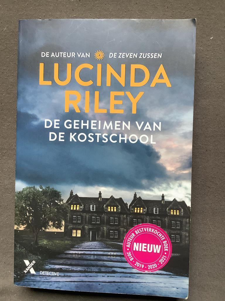 De Geheimen van de Kostschool - Lucinda Riley, Ophalen of Verzenden, Zo goed als nieuw