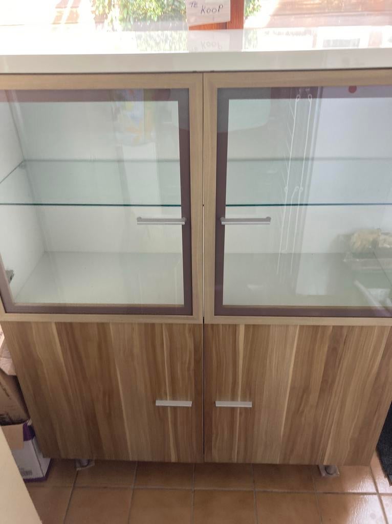 Opberg-vitrinekast met 4 deurtjes, breedte 104 cm, Ophalen, Zo goed als nieuw