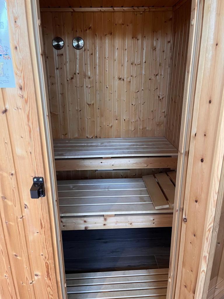 Sauna met emmer en massagetafel, Sport en Fitness, Sauna, Gebruikt, Complete sauna, Fins of Traditioneel, Ophalen of Verzenden