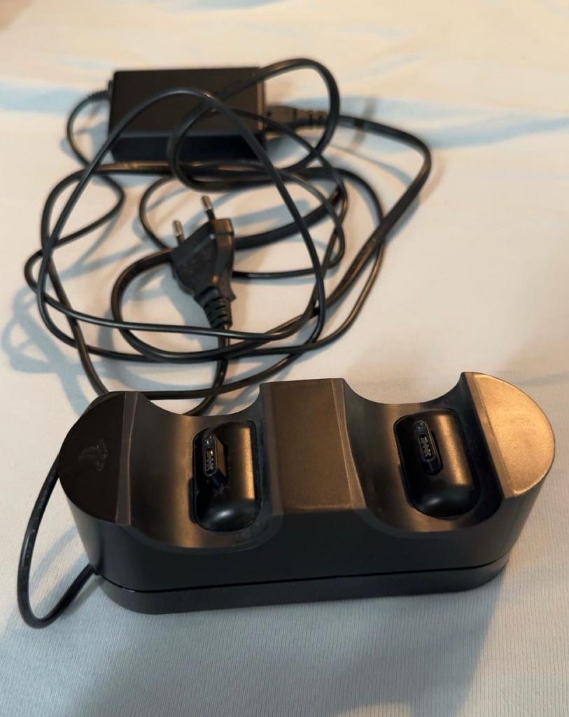 Oplader voor PS4 controllers, Spelcomputers en Games, Spelcomputers | Sony PlayStation Consoles | Accessoires, Ophalen, Gebruikt