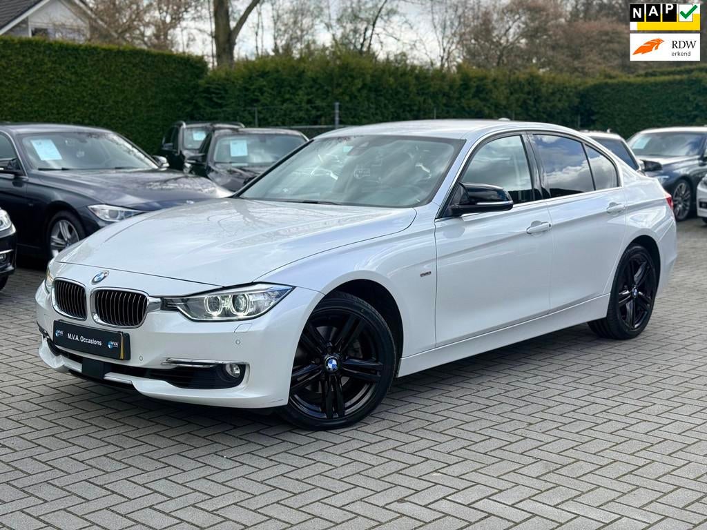 BMW 3-serie 320i Upgrade Edition Luxury|Nieuwe Ketting|Navig, Auto's, Automaat, Achterwielaandrijving, Gebruikt, Euro 6