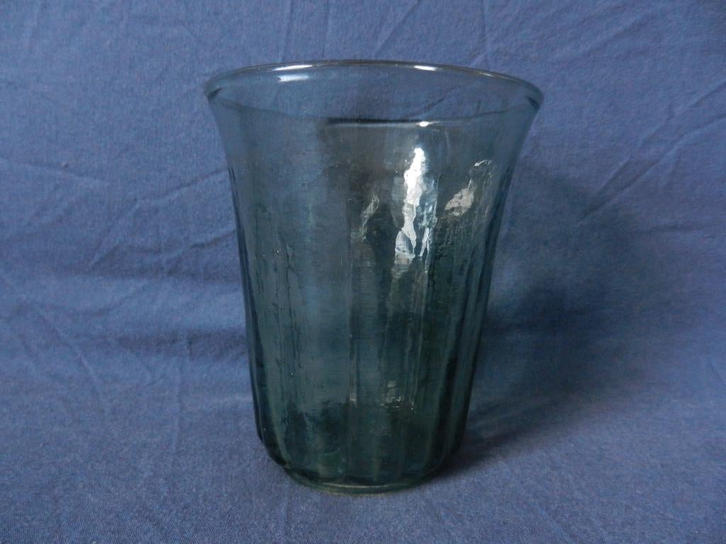 Groen glazen vaas Bambusa Maastricht WJ Rozendaal h. 13,3 cm, Antiek en Kunst, Antiek | Glas en Kristal, Ophalen of Verzenden