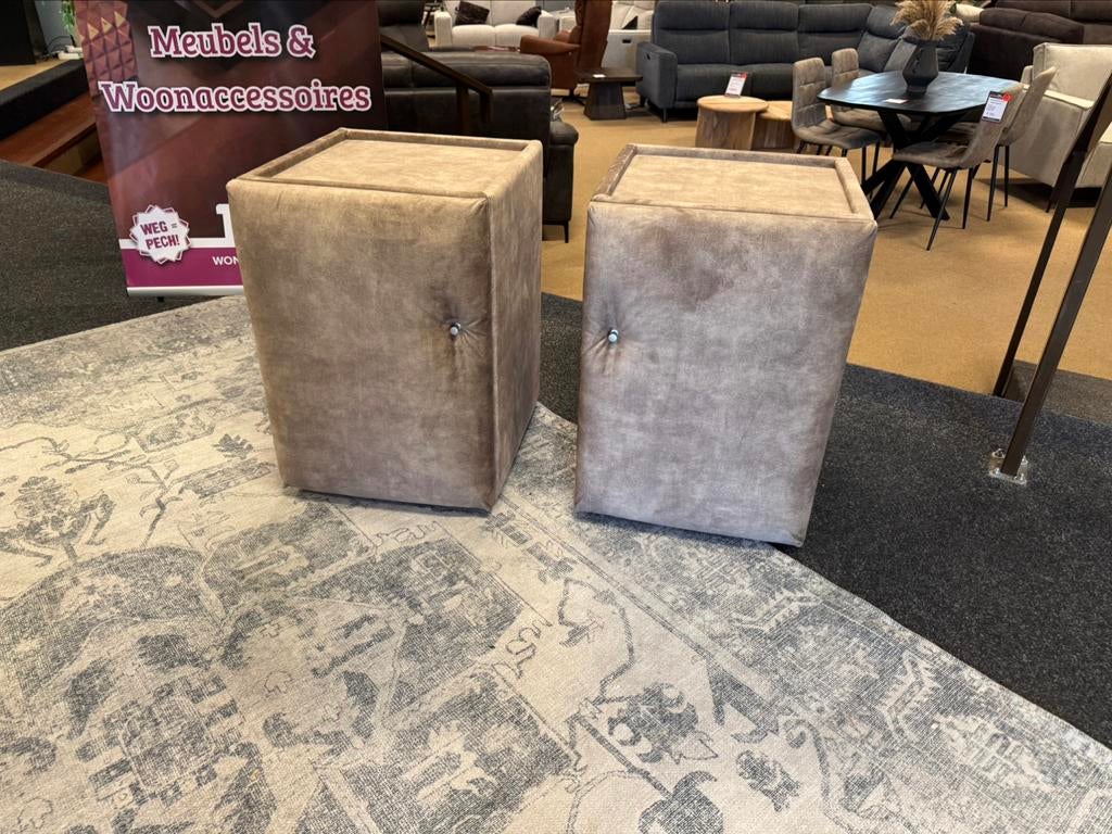 Nachtkastjes Champagne stof 2x €199, Direct/leverbaar E-7128