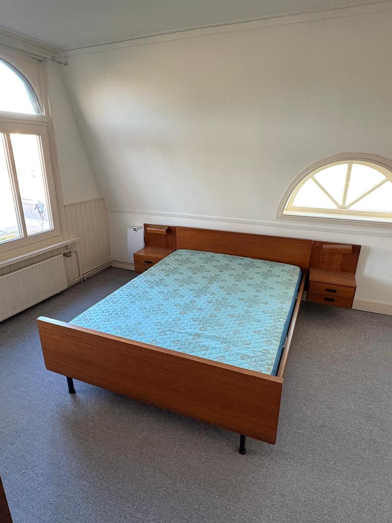 Vintage bed frame met matras en nachtkastjes, Ophalen, Gebruikt, Bruin, Tweepersoons