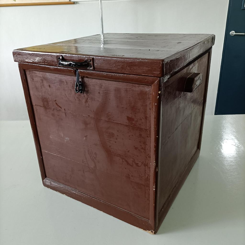 grote stoere vintage kist bijzettafel oude verf industrieel, Ophalen, Gebruikt, 50 tot 100 cm, 50 tot 75 cm