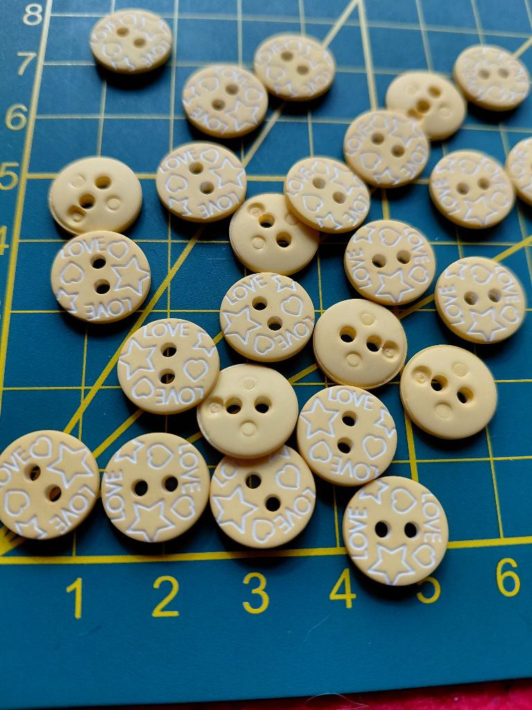 Licht gele knoopjes love, Ophalen of Verzenden, Nieuw, Knoop of Knopen