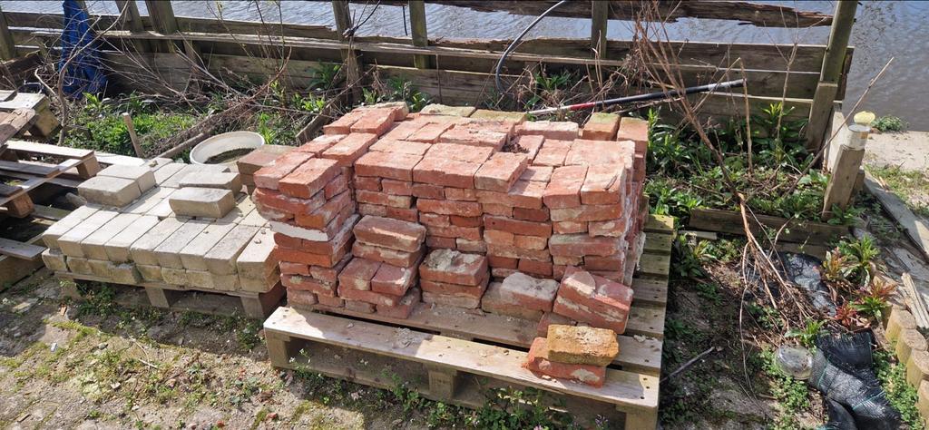 Rode waaltjes, ongeveer 300-400 stenen, Ophalen, Gebruikt, Bakstenen