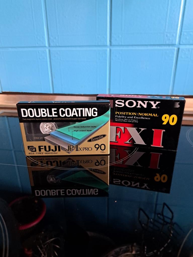 Fuji en een Sony cassette bandje in verpakking., Ophalen