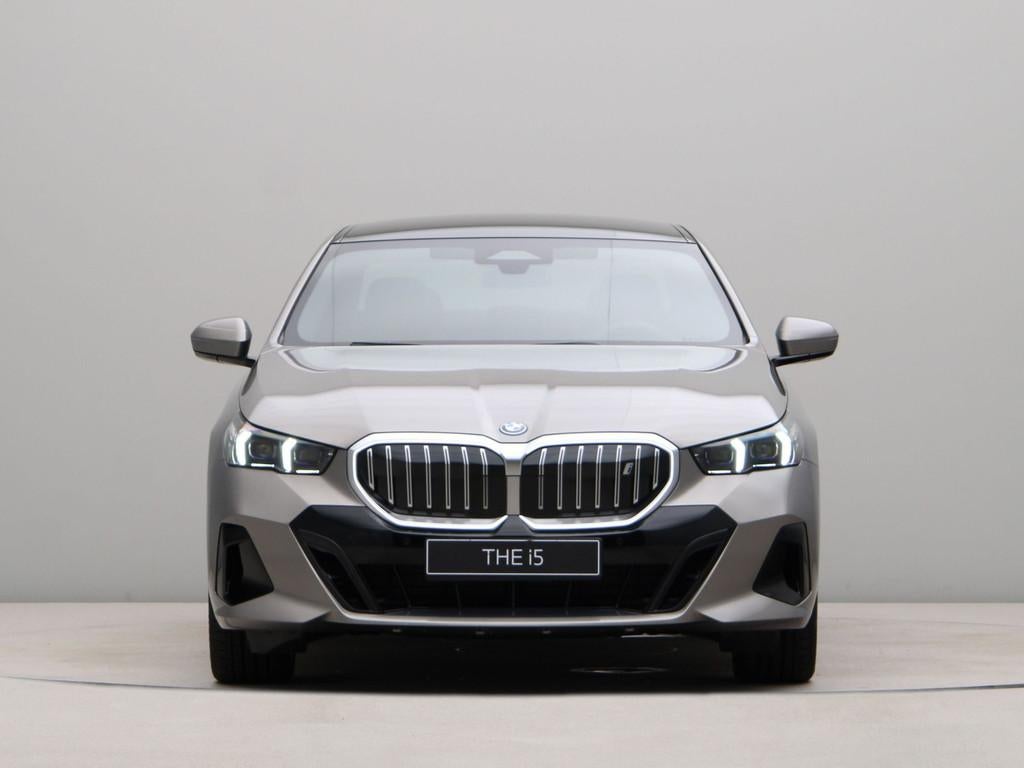 BMW i5 eDrive40 M Sport Edition 84 kWh (bj 2026, automaat), Auto's, Automaat, 2095 kg, Achterwielaandrijving, Zwart