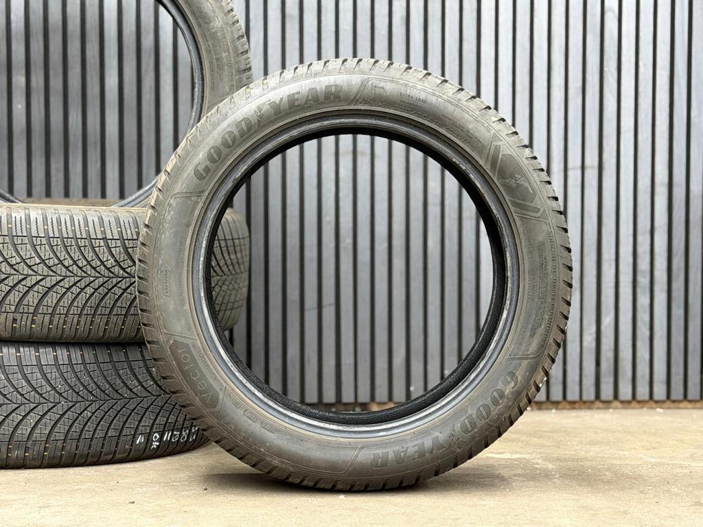 4x 235-50-19 Goodyear All season ca7mm dot22 €400,- all incl