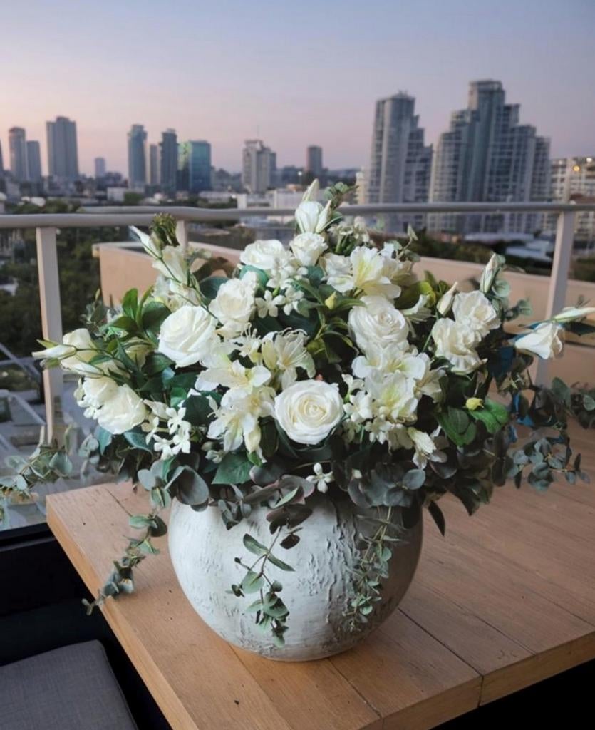 Groot kunstbloemen boeket met o.a. witte rozen en eucalyptus, Huis en Inrichting, Woonaccessoires | Kunstplanten en Kunstbloemen