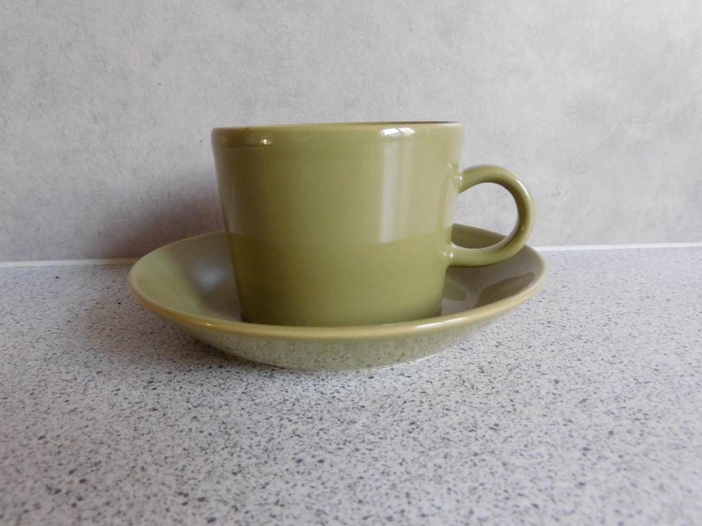 Kop en schotel Teeme Olijfgroen Iittala, Huis en Inrichting, Ophalen of Verzenden, Zo goed als nieuw, Overige stijlen, Kop(pen) en/of Schotel(s)