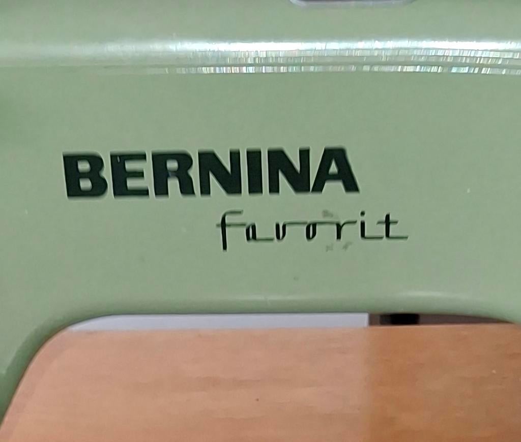 Vintage Bernina Favorit naaimachine met originele kast – wer, Antiek en Kunst, Ophalen of Verzenden