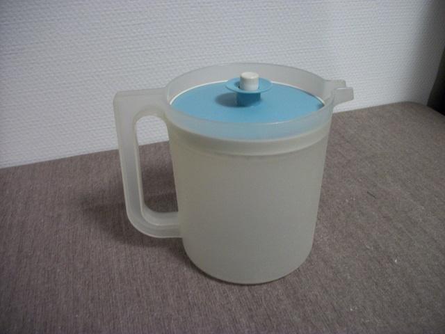 Tupperware Schenkkan ( lichtblauw deksel, 2 liter ), Ophalen of Verzenden, Gebruikt, Beker of Kan