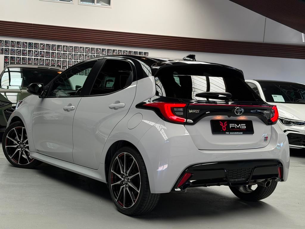 Toyota Yaris 1.5 Hybrid 130 GR SPORT HuD CarPlay Camera, Auto's, Toyota, 450 kg, Gebruikt, Zwart, Met garantie (alle)