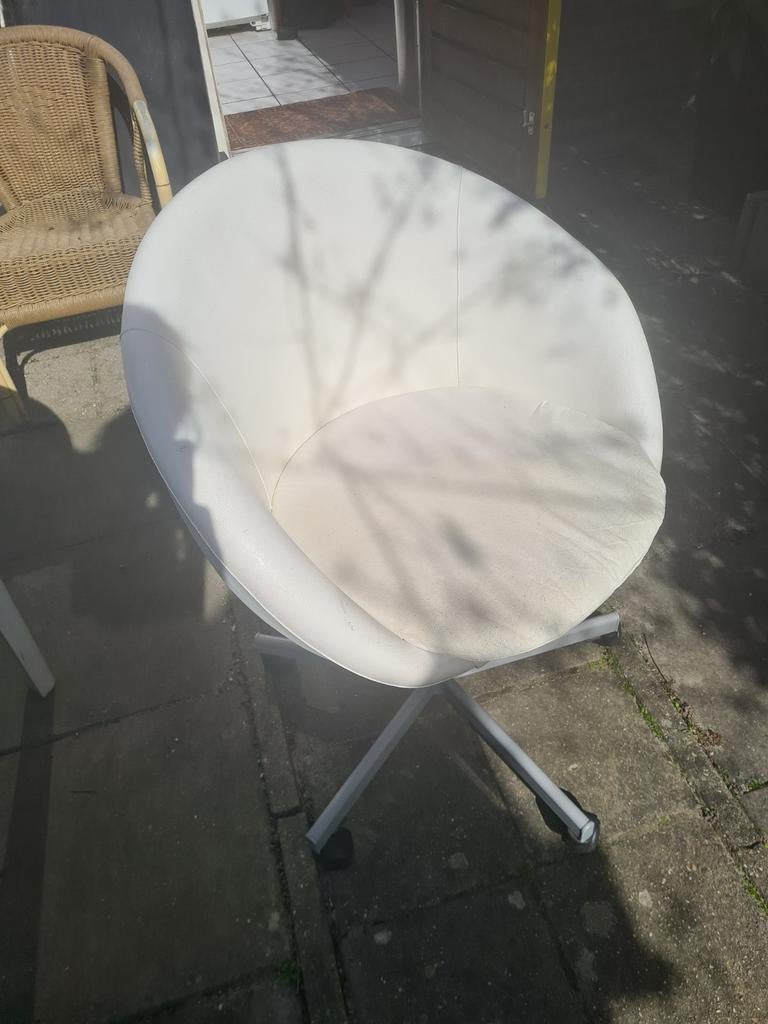 Witte bureaustoel, Ophalen