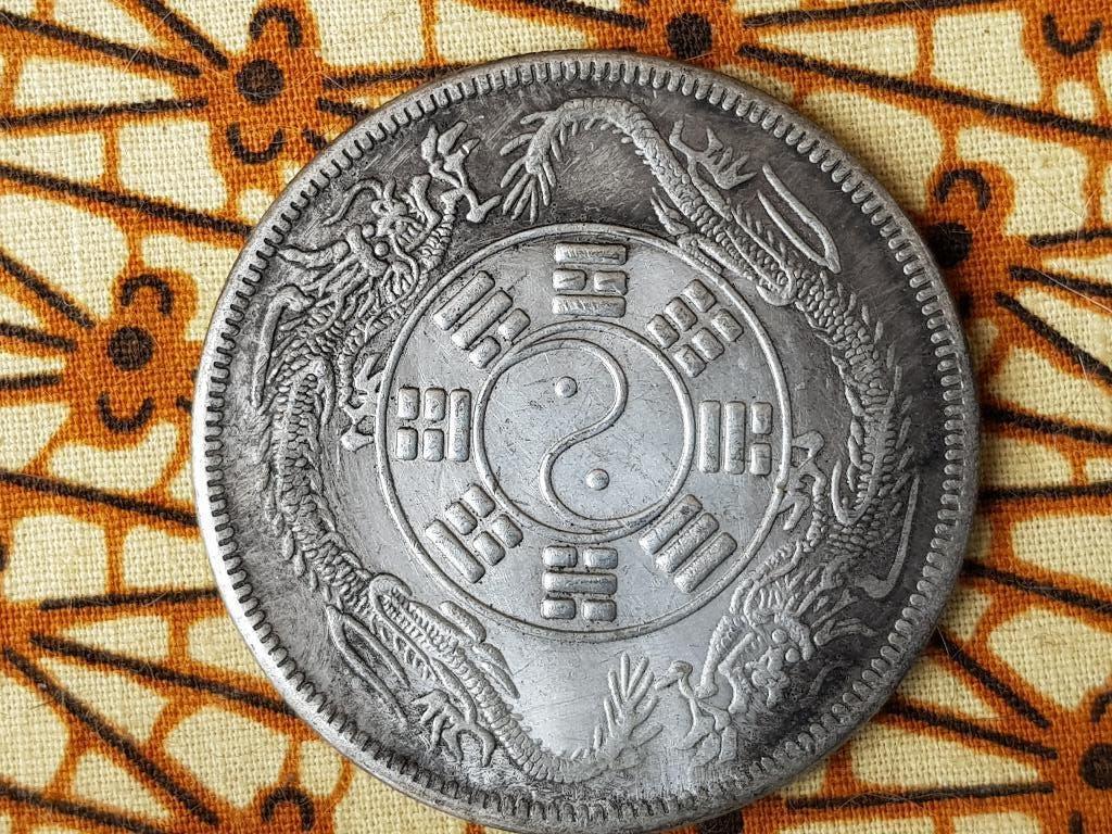 Mooie oude Chinese Yin Yang penning van zilverbrons 4,4 cm.